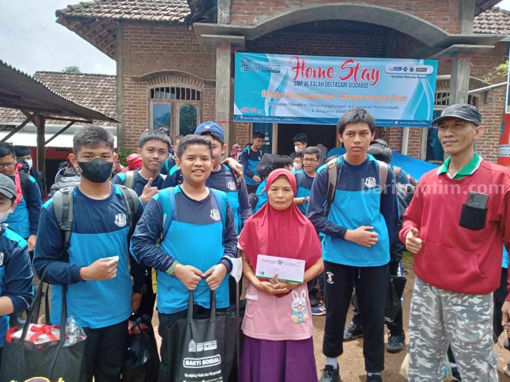 Bakti sosial (Baksos) siswa SMP Al Falah Deltasari Sidoarjo di Dusun Mendiro Desa Panglungan Kecamatan Wonosalam Jombang.