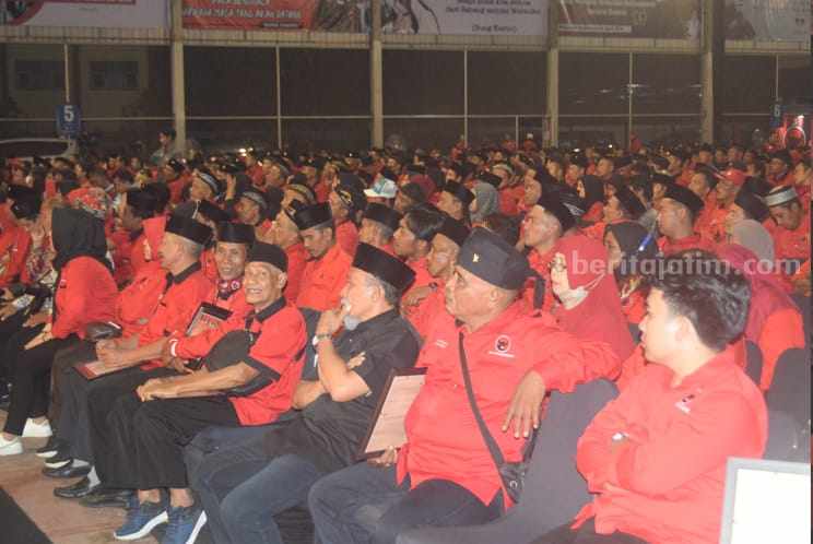 Kader PDI Perjuangan Kabupaten Banyuwangi menggelar konsolidasi akbar di Gedung Olah Raga (GOR) Tawang Alun, Senin (13/3/2023) malam.
