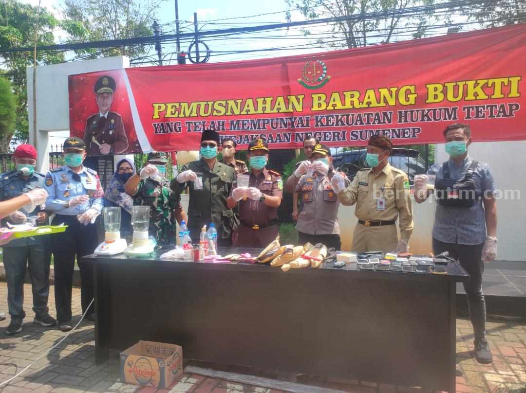 Kejari Sumenep musnahkan BB berupa sabu, pil koplo, dan HP