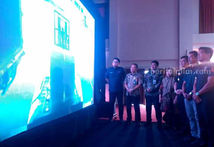 Undangan VIP menyaksikan pengemasan dan packing barang eksport yang akan dikirom ke kargo pesawat