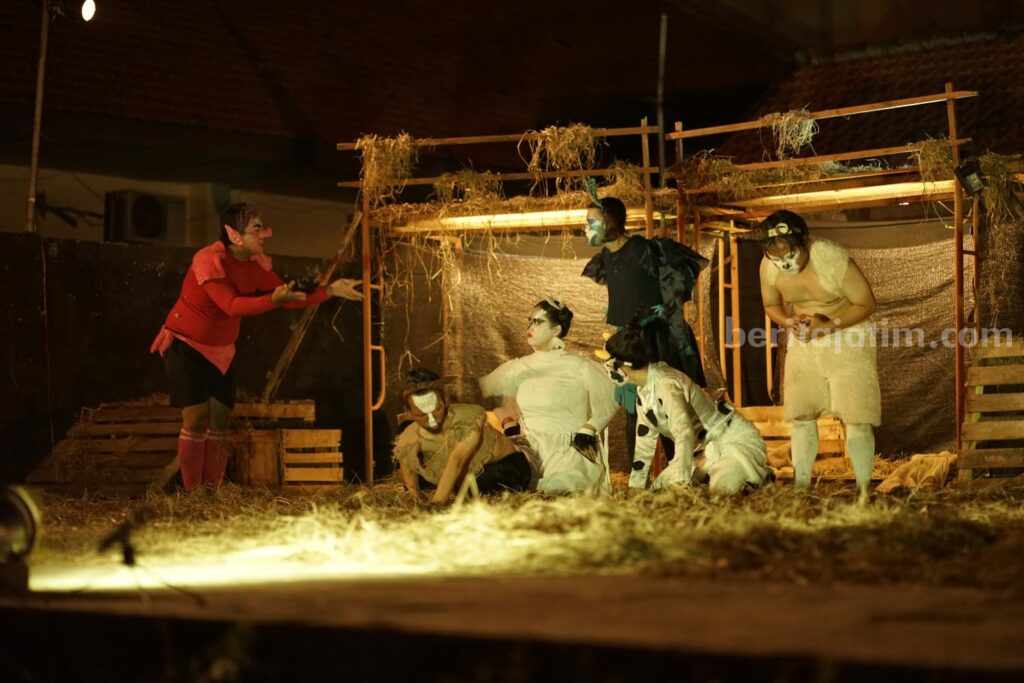 Pentas Teater Institut dengan judul Ladang Binatang hasil adaptasi Naskah George Orwell