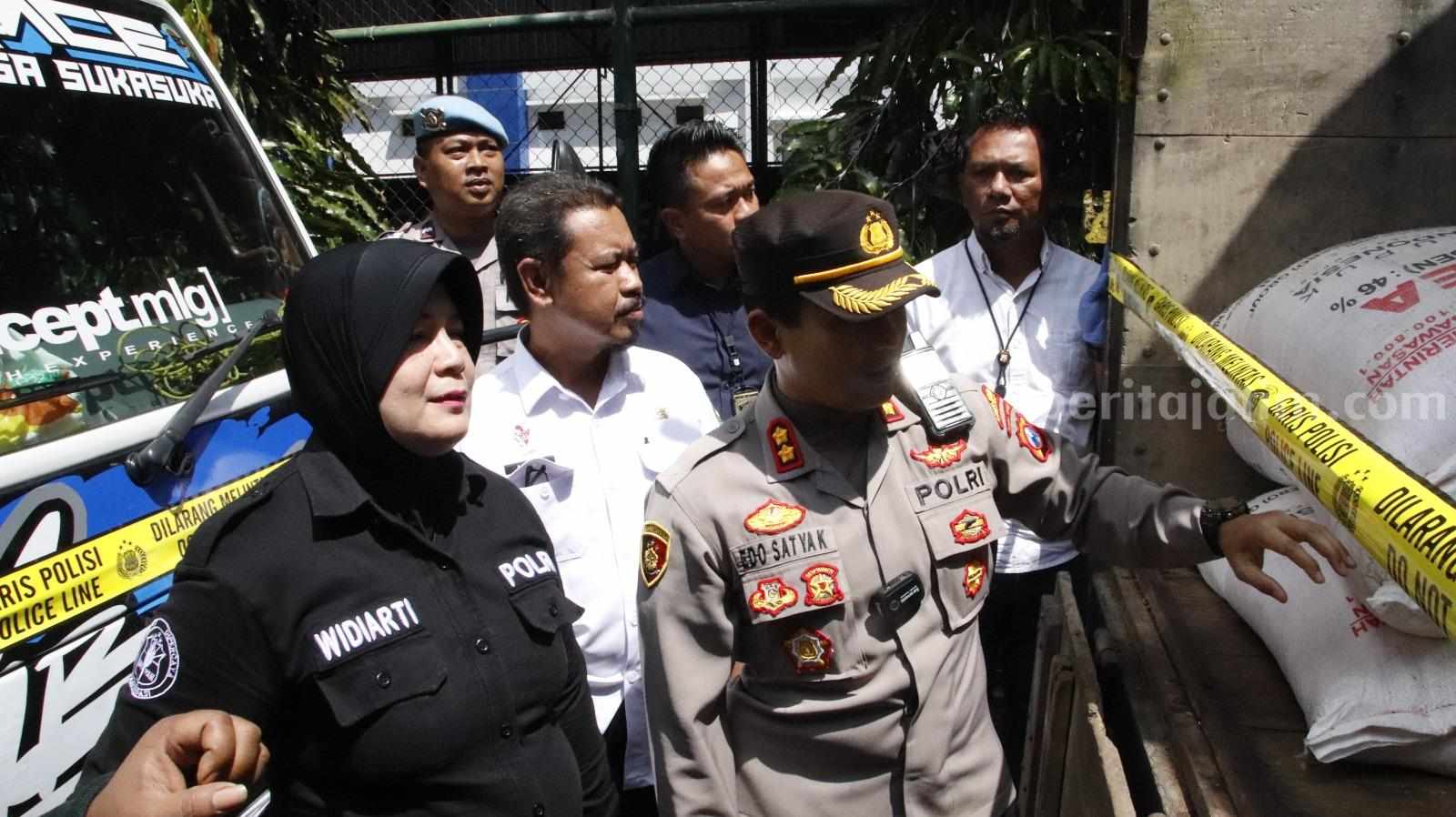 Kapolres sumenep, AKBP Edo Satya Kentriko menunjukkan BB pupuk bersubsidi (foto: Temmy/ beritajatim.com)