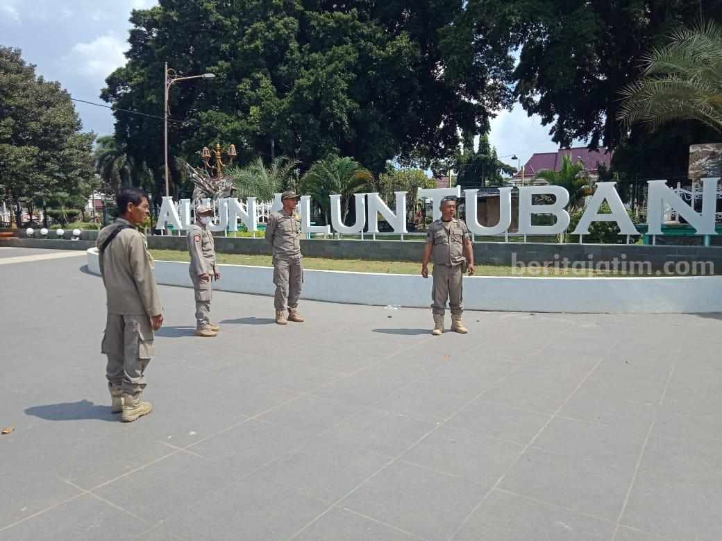 Penjagaan Alun-alun Tuban oleh Satpol PP.