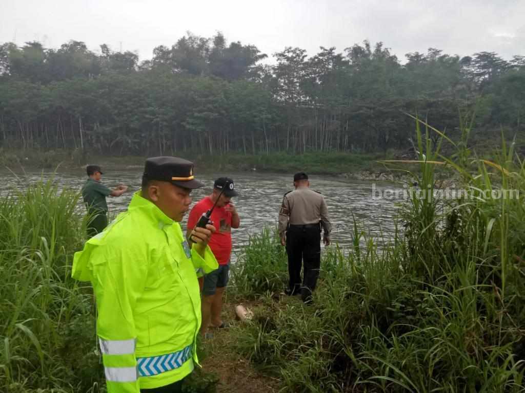 Petugas gabungan dari polsek Sanankulon dan warga melakukan pencarian korban tenggelam di sungai Brantas.