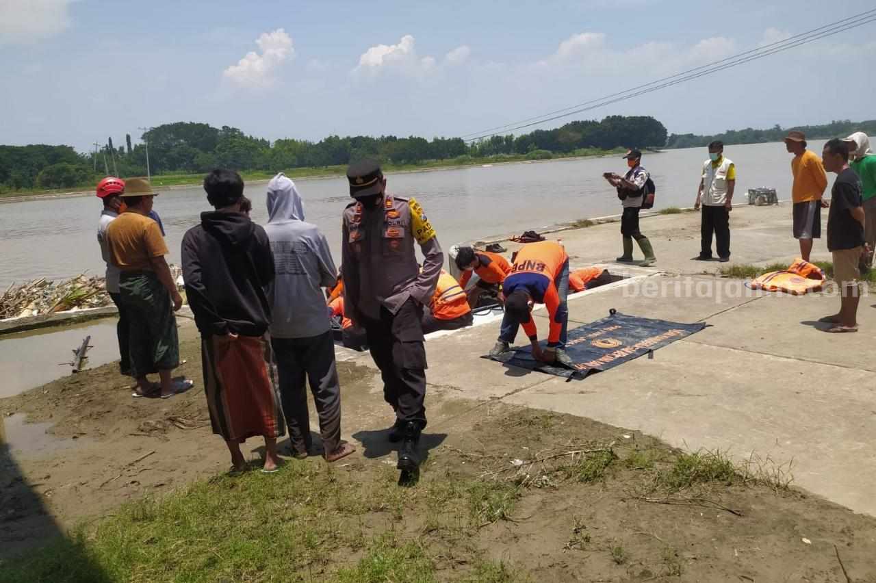 Penemuan jenazah pria asal Tuban yang terapung di sungai Lamongan (Foto: Ist).