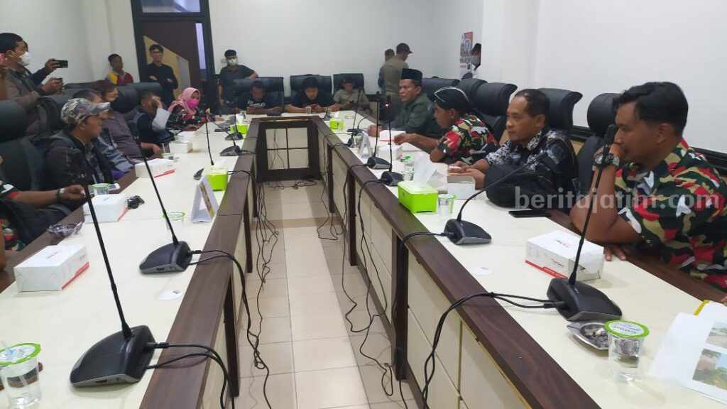 Warga Mojokopek Barat Wadul ke DPRD Kabupaten Pasuruan Puluhan warga wadul ke DPRD Kabupaten Pasuruan terkait 7 tuntutan ke PT SAS.