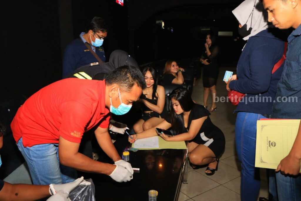 Petugas gabungan dari Satresnarkoba Polres Tuban dan BNNK Tuban melakukan tes urine terhadap pengunjung dan pemandu karaoke di tempat hiburan. [Foto: Ayu/beritajatim.com]