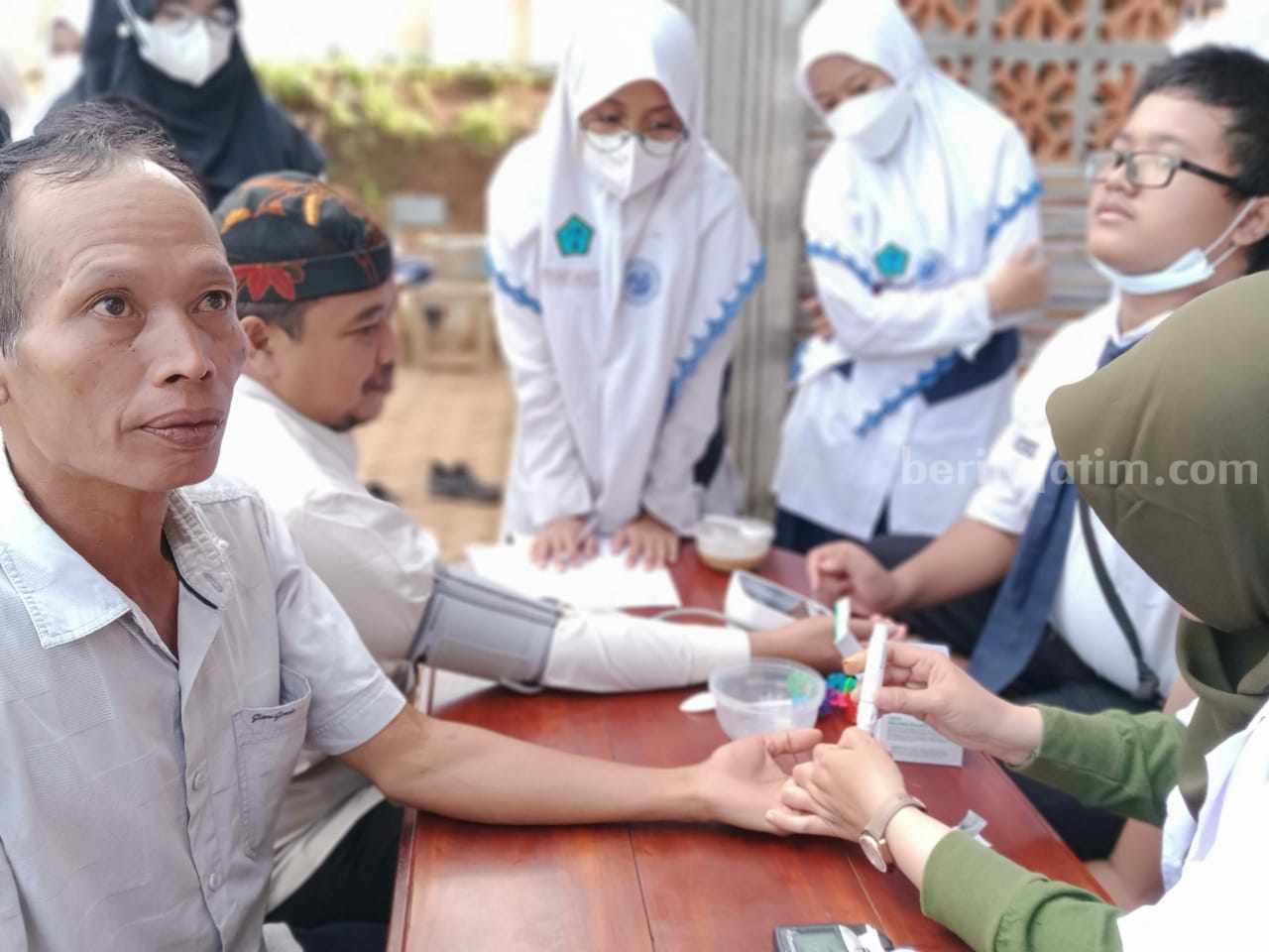 Kegiatan peduli siswa SMP Al Falah Deltasari Sidoarjo di Dusun Mendiro Desa Panglungan Kecamatan Wonosalam Jombang.