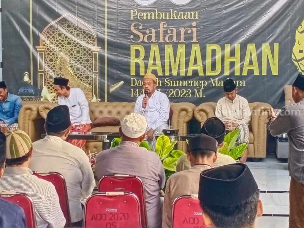 Ji Zinal Sambut Rombongan Santri Pondok Pesantren Lirboyo H. Zainal Arifin atau biasa disapa Ji Zinal pada saat Pembukaan Safari Ramadhan Daerah Sumenep Madura 1444 H./ 2023 M., di halaman Masjid Zainal Arifin, Desa Tambaagung Tengah, Kecamatan Ambunten, Sumenep, Selasa (21/3/2023).