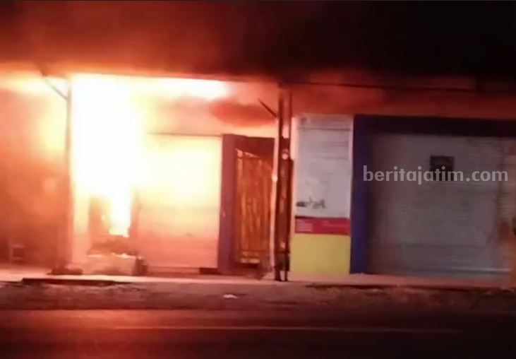 Gardu Listrik di desa Pojok Kecamatan Garum Kabupaten Blitar terbakar.