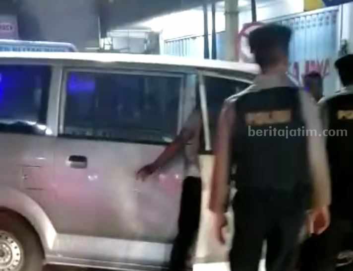 Mobil PNS di Kabupaten Blitar menabrak tiang listrik di jalan Merdeka Kota Blitar, Sabtu (04/03/23) malam.
