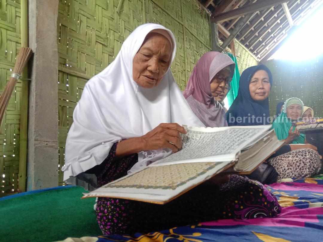 Nenek Sholikhah (70) lansia peserta pondok Ramadhan Janda dan Lansia di Masjid Mustajabu Da'waat dusun Bendelonje desa Kendalrejo Kecamatan Talun Kabupaten Blitar.
