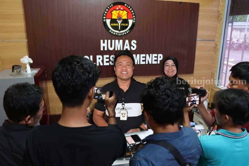 Kasat Reskrim Polres Sumenep bersama Kasi Humas Polres Sumenep saat jumpa pers.