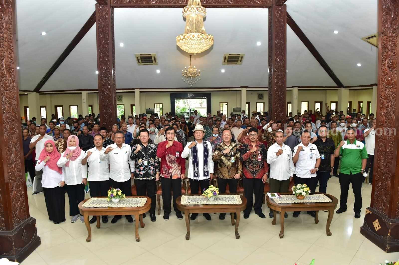 Penyerahan jaminan perlindungan kerja kepada petani tembakau di Pendopo Lokatantra Lamongan (Foto : A. Thoriq Hidayatullah/beritajatim.com).