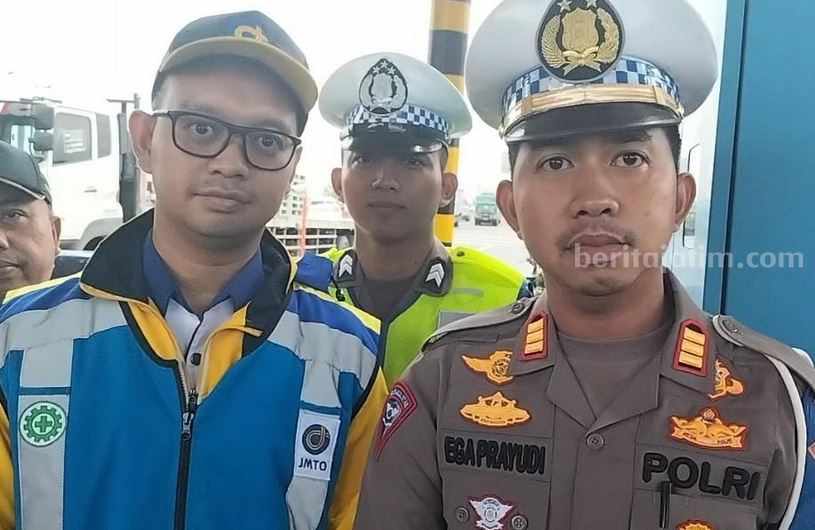 Kanit PJR Jatim II bersama Manager Tol Surabaya Gempol saat menggelar acara pembagian takjil