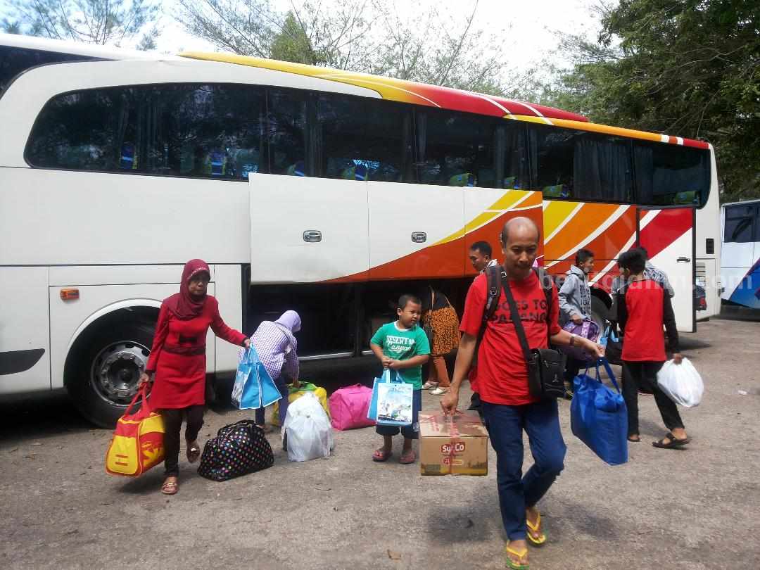 Bus mudik gratis peogram Pemkab Sumenep beberapa waktu lalu (foto : Temmy/ beritajatim.com)