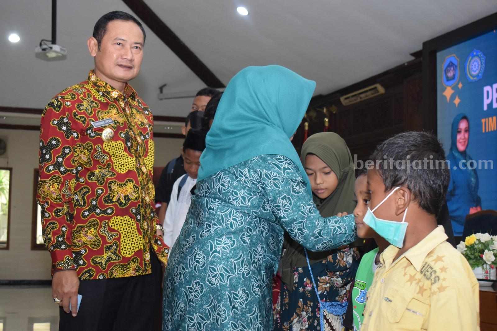 Penyerahan Bantuan Sandang kepada anak yatim-piatu, di Pendopo Lokatantra Lamongan (Foto: A. Thoriq Hidayatullah/beritajatim.com).