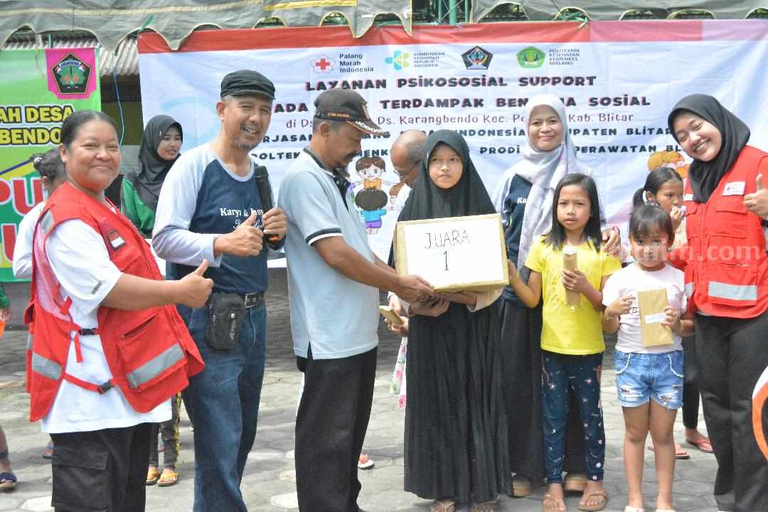 Suasana pendamping psikologi terhadap anak terdampak ledakan bahan petasan di dusun Tegalrejo Sadeng desa Karangbendo Kecamatan Ponggok Kabupaten oleh PMI Kab Blitar dan Poltekkes Malang.