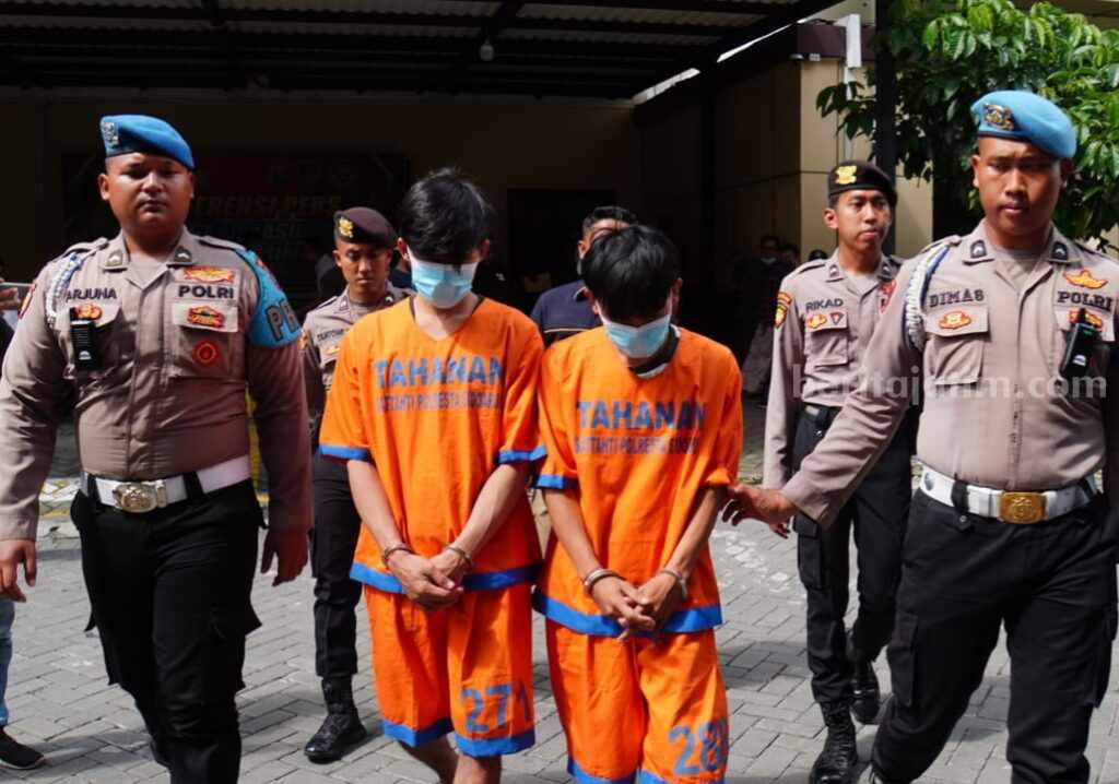 Kedua terduga pelaku pembunuhan digelandang petugas