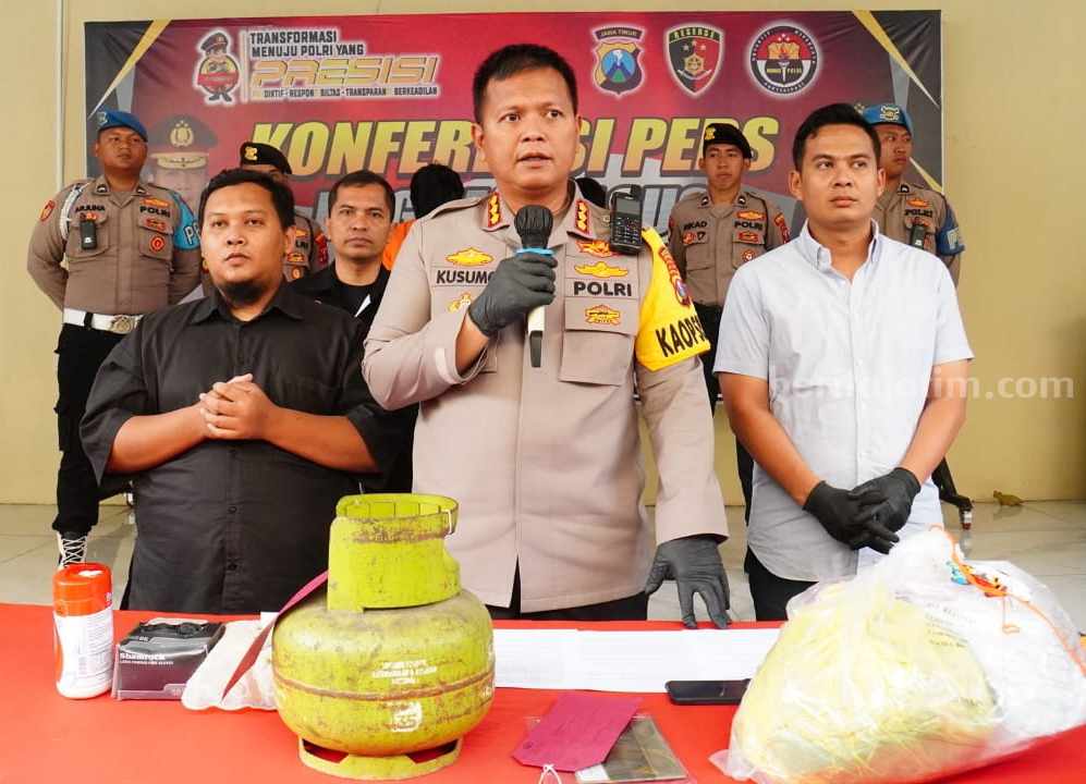 Tertangkap, 2 Pembunuh Mantan Istri Ekspatriat Austria di Sidoarjo Kapolresta Sidoarjo Kombes Pol Kusumo Wahyu Bintoro didampingi Kasatreskrim Kompol Tiksnarto Andaru Rahutomo
