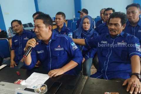 DPC Partai Demokrat Lamongan Dorong Anies Baswedan Duet dengan AHY DPC Demokrat Lamongan saat mengikuti pengumuman resmi DPP yang mengusung Anies Baswedan sebagai Capres secara daring (Foto: A. Thoriq Hidayatullah/beritajatim.com).