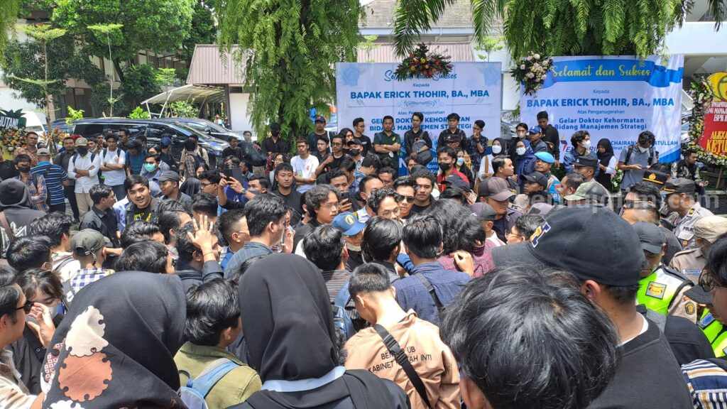 ‘Amarah Brawijaya’ Demo Tolak Gelar Doktor Kehormatan Erick Thohir Demo Amarah Brawijaya saat penganugerahan doktor kehormatan untuk Erick Thohir di UB.