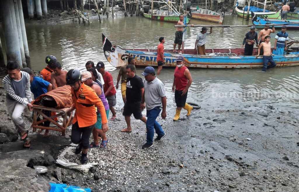 Nyadran ke Laut, Satu Warga Sedati Jatuh dan Ditemukan Meninggal Dunia Petugas BPBD Sidoarjo saat melakukan evakuasi jasad korban