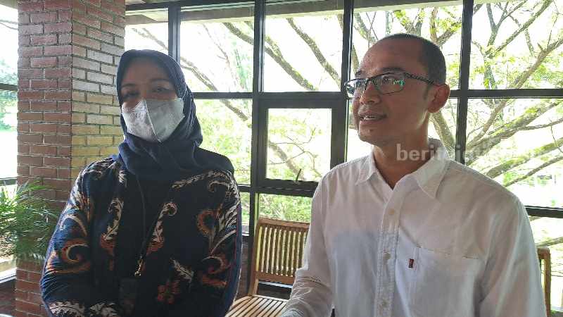 APERSI Jatim Hadapi Tantangan Wujudkan Program Satu Juta Rumah Ketua DPD APERSI Jawa Timur, Makhrus Soleh dan Kepala Kanwil 3 BTN Jatimbalinus, Yenny Herlina.