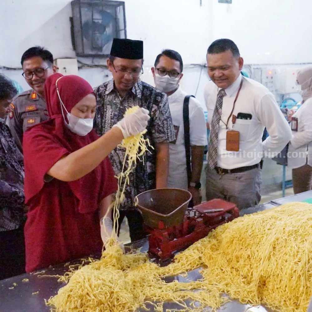 Angka Pengangguran di Sidoarjo Tahun 2022 Menurun Bupati Sidoarjo H. Ahmad Muhdlor Ali (Gus Muhdlor) saat berkunjung ke pabrik produksi olahan mie di CV. Indigo Sejahtera Lebo Sidoarjo
