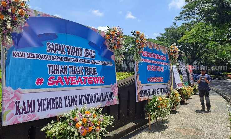 Karangan Bunga Pendukung Wahyu Kenzo Ganti Bertebaran Karangan bunga dukungan untuk Wahyu Kenzo.
