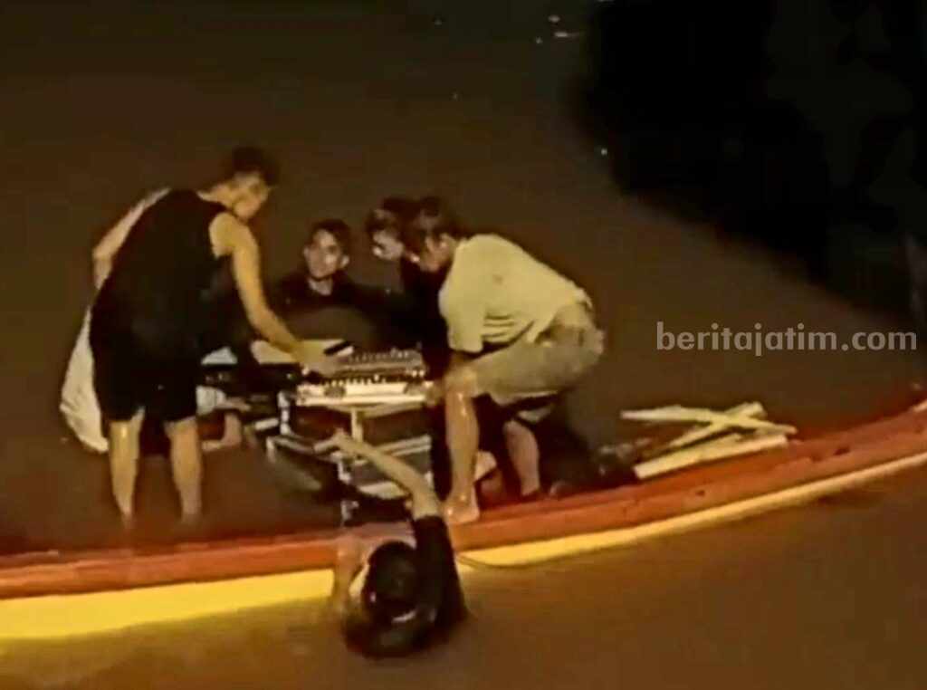 Tangkapan layar, beberapa pemuda sedang mengemasi atau mengevakuasi peralatan sound system di atas perahu yang terguling