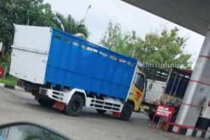 Salah satu truk berplat B saat mengantre solar di SPBU Maron, Karangrejo, Magetan.