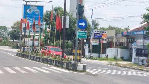 Median jalan di pertigaan Sukomoro, Magetan yang digunakan untuk menancapkan bambu guna mengibarkan bendera parpol.