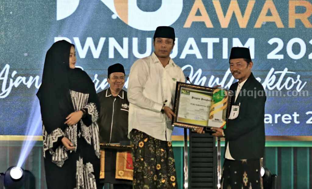 Gus Kautsar menyerahkan penghargaan kepada Ketua PCNU Sidoarjo KH. Zainal Abidin