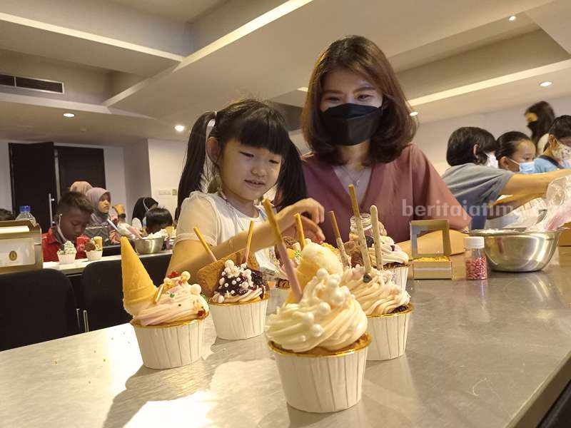 Surabaya Penyumbang Terbesar Kasus TBC di Jatim Peserta ibu dan anak mengikuti Workshop Cup Cake Decoration and Talkshow di Artotel TS Suite Surabaya