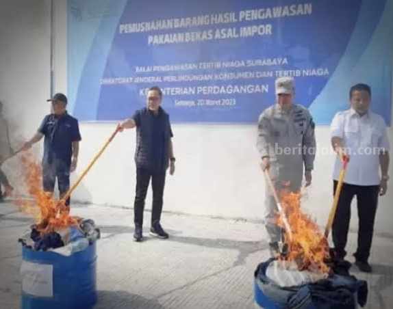 Pakaian Bekas Senilai Rp 10 Miliar Dibakar di Sidoarjo Menteri Perdagangan Zulkifli Hasan memimpin pemusnahan pakaian bekas di pergudangan kawasan Balongbendo Sidoarjo