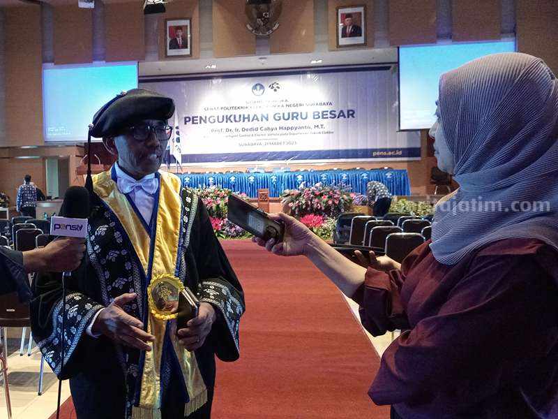 Guru Besar PENS Bidang Ilmu Intelligent Control & Electric Vehicle, Prof Dedid Cahya Happyanto ditemui usai pengukuhan.
