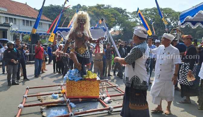 Upacara Tawur Agung Kesanga, 10 Ogoh-ogoh Diarak Keliling Alun-alun Tugu Malang Ogoh-ogoh dibakar di Alun-alun Tugu, Kota Malang.