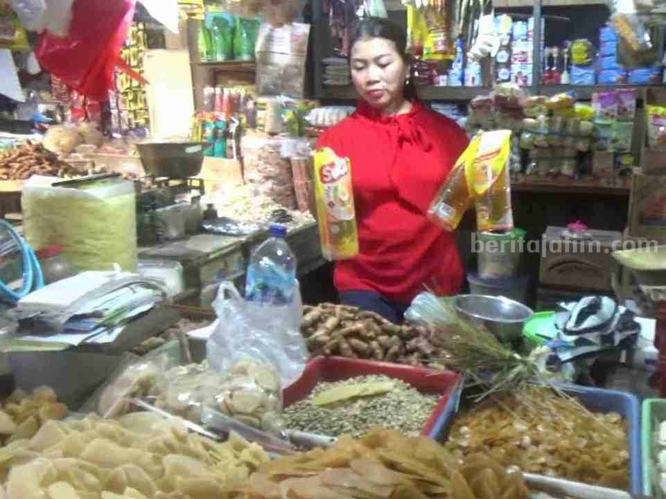 Minyak Goreng Subsidi di Bojonegoro Tetap Mahal Pedagang di pasar tradisional Bojonegoro menunjukkan stok minyak goreng.