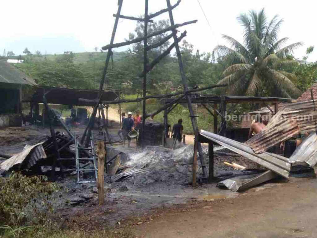 Sumur minyak tradisional di Dusun Dangilo Desa Hargomulyo Kecamatan Kedewan Kabupaten Bojonegoro yang sudah padam usai terbakar.