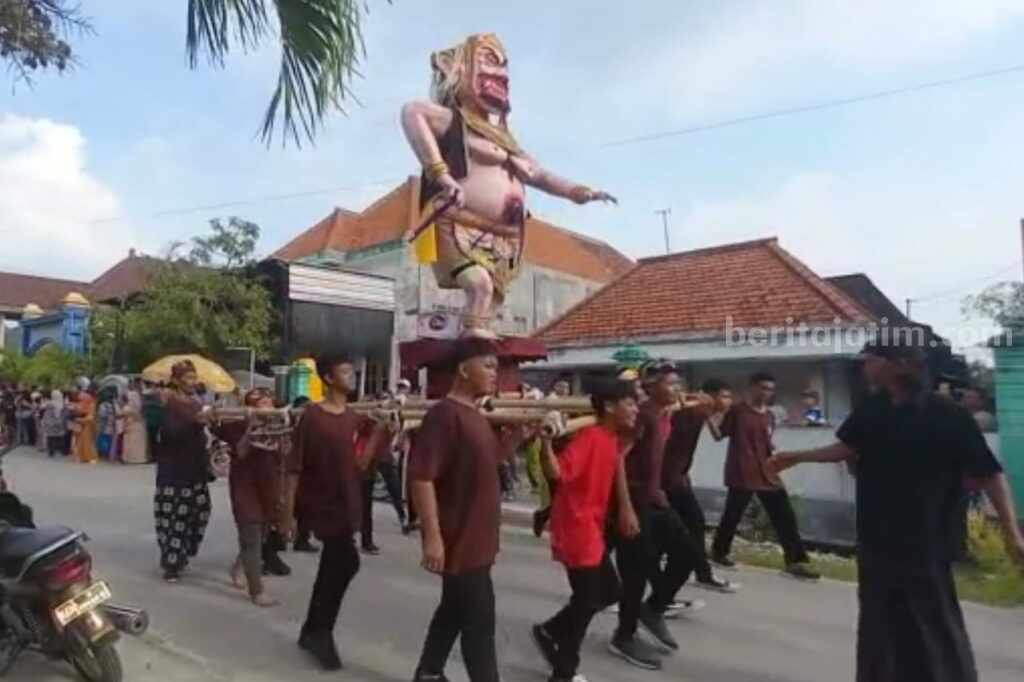 Pawai Ogoh-ogoh di Lamongan Diramaikan Umat Hindu, Islam dan Kristen Pawai ogoh-ogoh yang digelar di Desa Balun, Kecamatan Turi, Lamongan (Foto: A. Thoriq Hidayatullah/beritajatim.com).