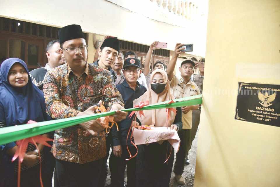 Bupati Sidoarjo Gus Muhdlor menggunting pita disaksikan Ketua Baznas dan BPBD Sidoarjo