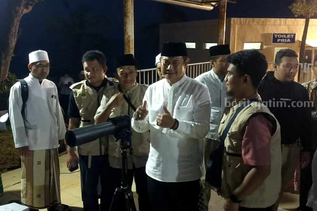 Bupati Lamongan Yuhronur Efendi saat menghadiri kegiatan rukyatul hilal di Markaz Tanjung Kodok, Kecamatan Paciran, Lamongan (Foto: A. Thoriq Hidayatullah/beritajatim.com).