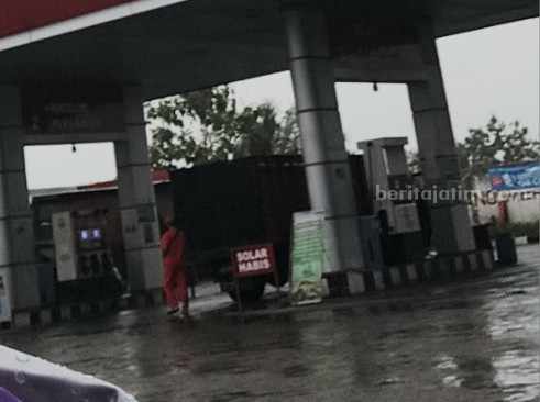 Truk Diduga Langsir Solar di Magetan ‘Sakti’, Tetap Dilayani Meski Stok Habis Truk yang diduga melangsir solar yang sedang dilayani di SPBU Patihan meski solar habis.