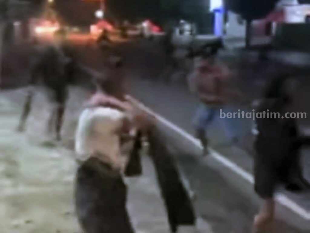 Perang Sarung di Bojonegoro, Lima Orang Diamankan Tangkapan layar sebuah video yang diduga tawuran sarung antarpemuda di Kabupaten Bojonegoro.