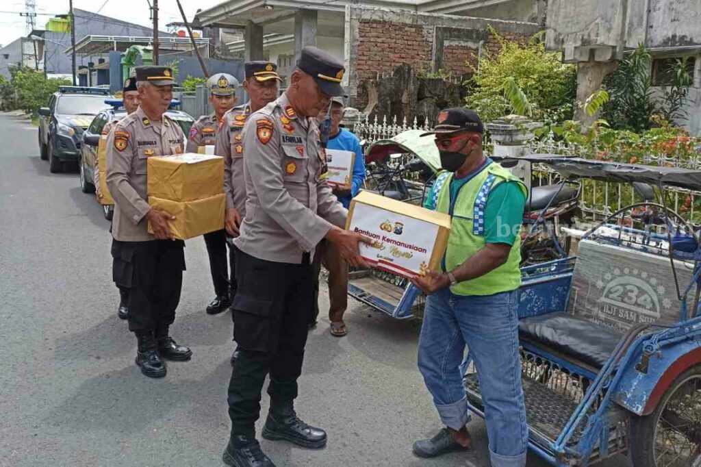 Polres Lamongan saat menyerahkan paket bantuan kepada Paguyuban Becak dalam Ramadhan Berbagi (Foto: A. Thoriq Hidayatullah/beritajatim.com).