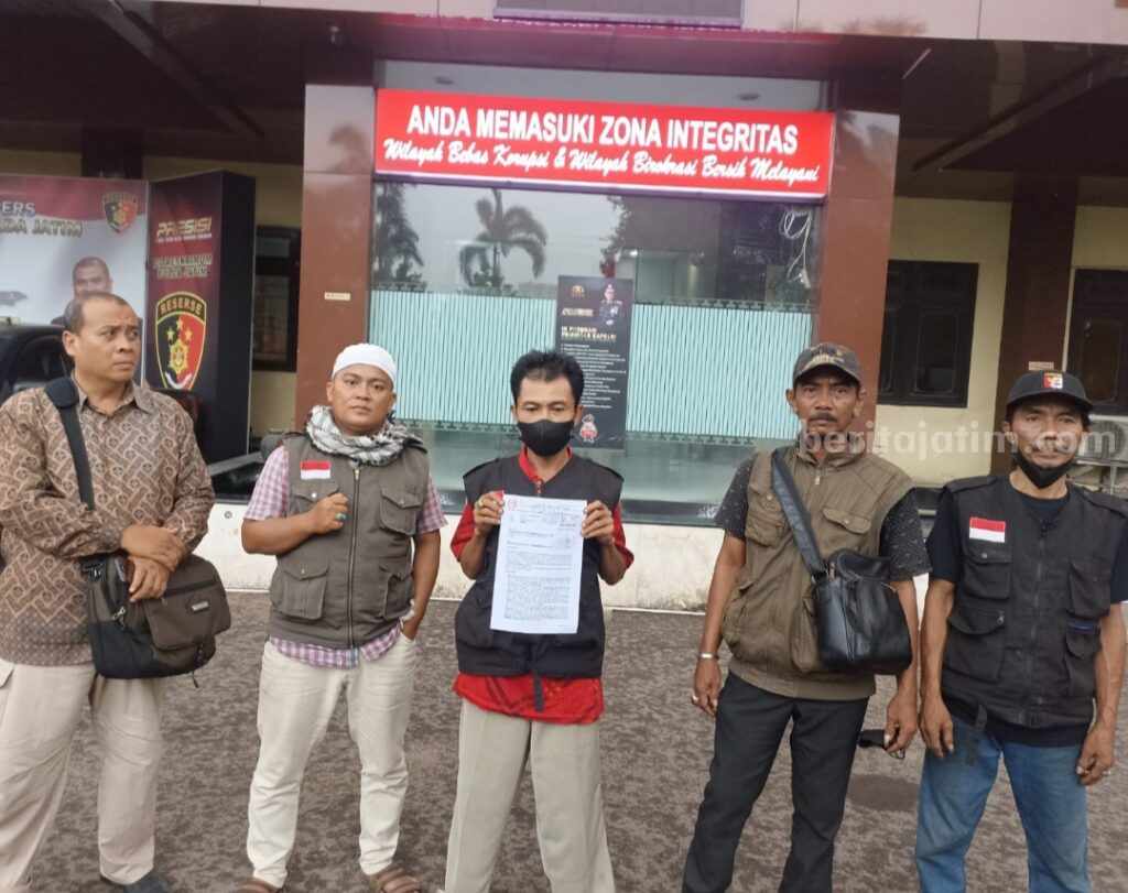 Pedagang Pasar Larangan tunjukkan bukti laporan di Polresta Sidoarjo