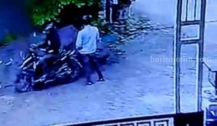 Terekam CCTV, 2 Pelaku Gondol Sepeda Motor Milik Pelajar di Lamongan Hasil tangkapan layar kamera CCTV, saat pelaku menyatroni lokasi kejadian (Foto: Ist)