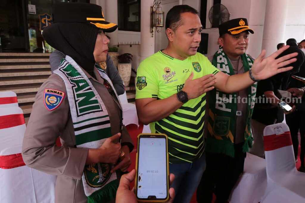 Eri Cahyadi saat memberangkatkan rombongan 500 Bonek menuju ke Kota Semarang, Rabu (29/3/2023).