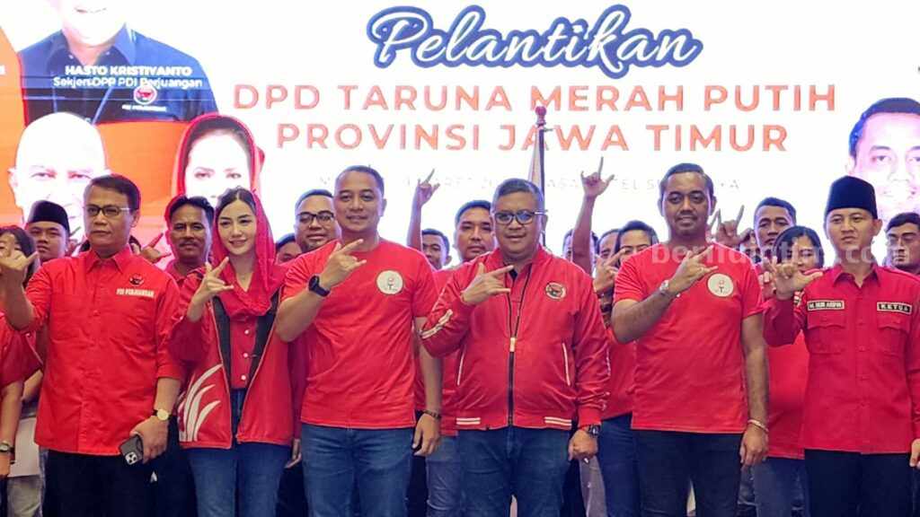 Sekretaris Jenderal DPP PDI Perjuangan (PDIP) Hasto Kristiyanto saat melantik jajaran pengurus DPD Taruna Merah Putih (TMP) Jawa Timur yang diketuai Wali Kota Surabaya Eri Cahyadi di Vaza Hotel, Minggu (19/3/2023).